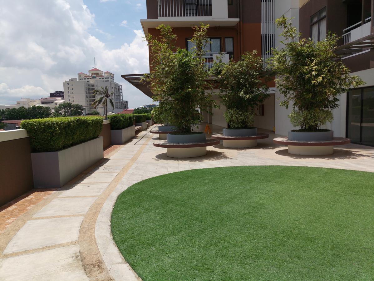 2405 Mabolo Garden Flats Appartamento Cebu Esterno foto